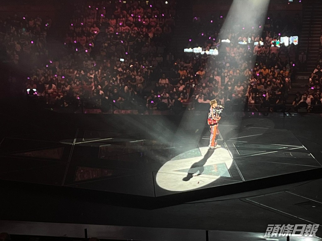 Frankie一出場就笑笑口話企中間。